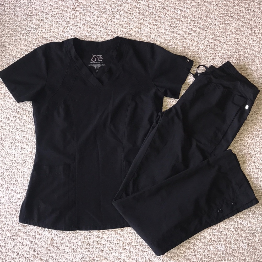 Barco One Black scrub set
